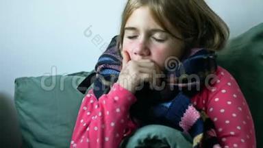 家庭治疗。 戴围巾的女孩在家生病，流鼻涕和流感。 穿着暖和，用毯子盖着。 吹
